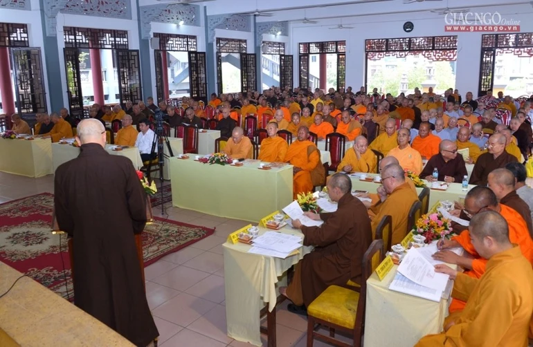 HT.Thích Huệ Thông thông qua hai văn bản của TƯGH phân công Phật sự - Ảnh: B.Toàn